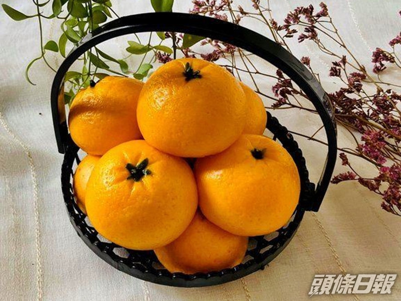 越南一名中學老師創作出外型極似桔的麵包,逼真程度使他在網上爆紅。網圖