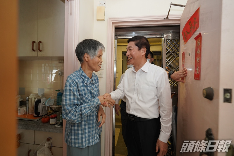 中聯辦主任駱惠寧探望小西灣市民吳璧嫻 。中聯辦圖片