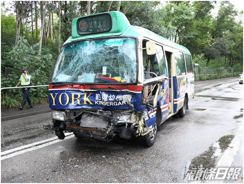其中一輛小巴車頭損毀。