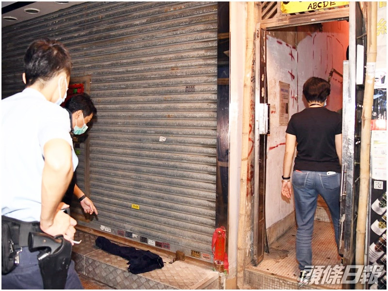事主的長褲放於附近行人路上。