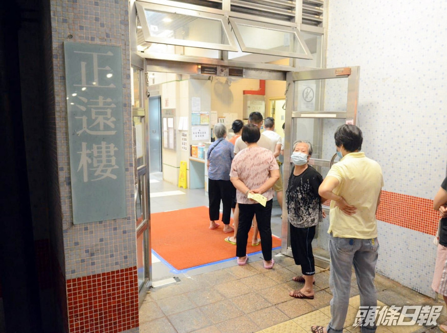正遠樓住戶派發深喉唾液樣本瓶。