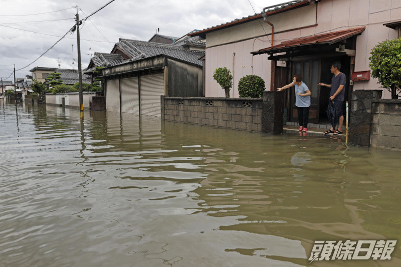 日本持續受暴雨侵襲,河流氾濫成災。AP圖