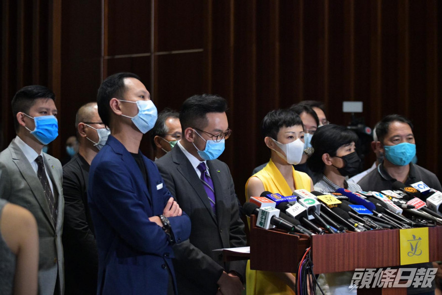 民主派議員形容人大通過的決定如同判處「一國兩制」死刑。
