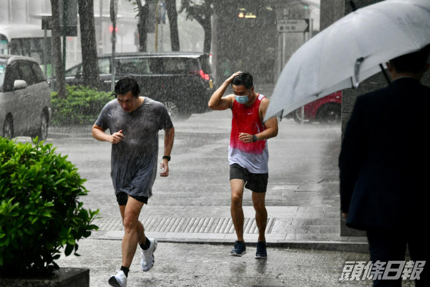天文台預料本港地區今日大致多雲,有幾陣驟雨及雷暴。資料圖片