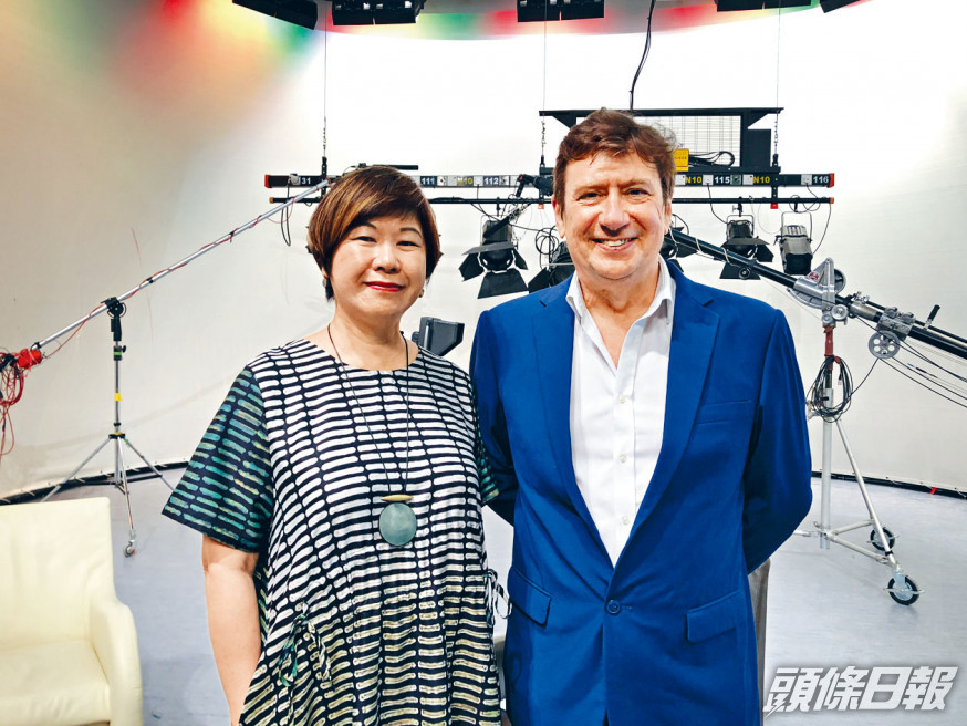 文潔華(左)指,課程預計招收十六名學生,本地及外地生各佔一半。
