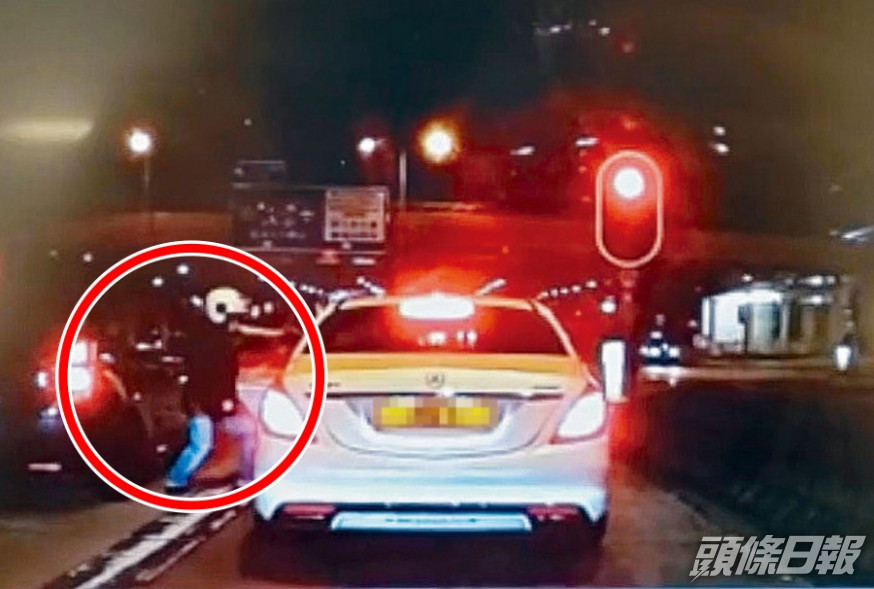 殺手趁房車停燈位,在左邊隔窗向「黐綫勇」轟一槍後「卡彈」。無綫電視截圖