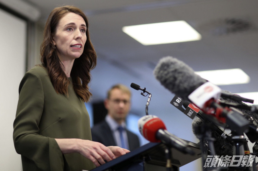 阿德恩召開記者會宣佈放寬封鎖。AP圖片