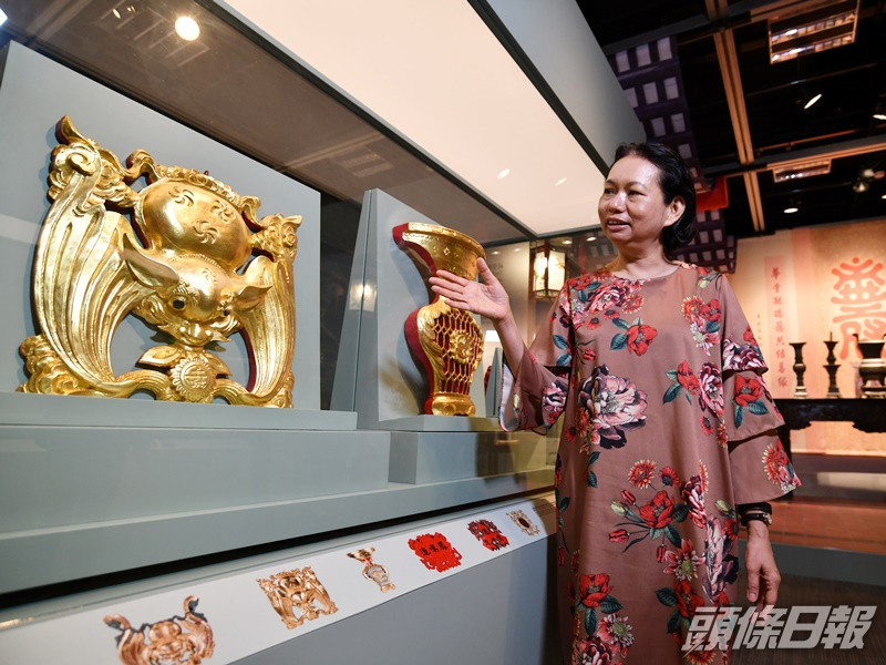 東華三院檔案及歷史文化辦公室主管史秀英表示,是次展覽可看到逾七十件來自東華三院的文物,旁為用作穩固牌匾及對聯的掛鈎和托,有倒掛的蝙蝠外形,象徵「福到」。
