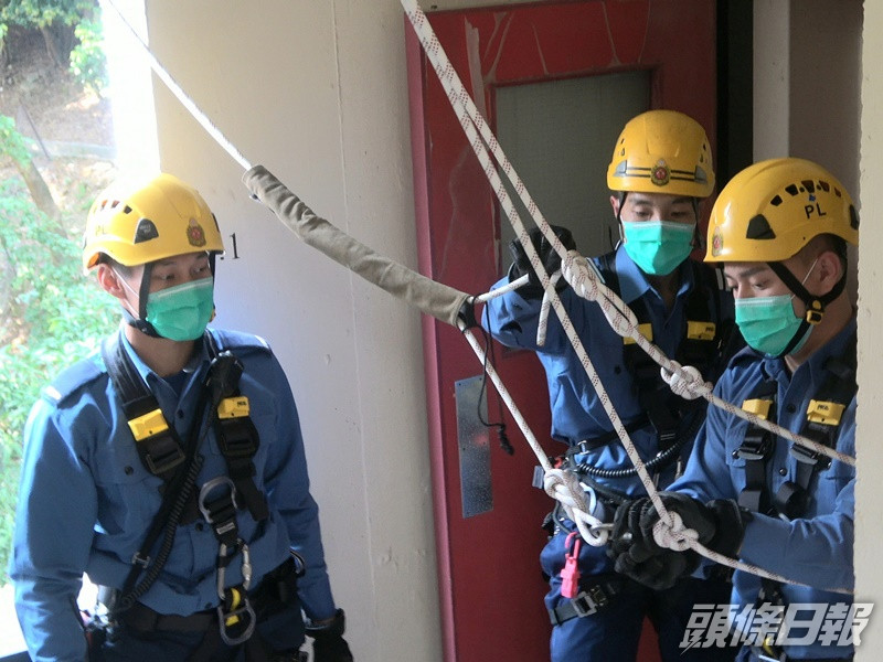 網傳消防員戴黑色口罩被處罰。資料圖片