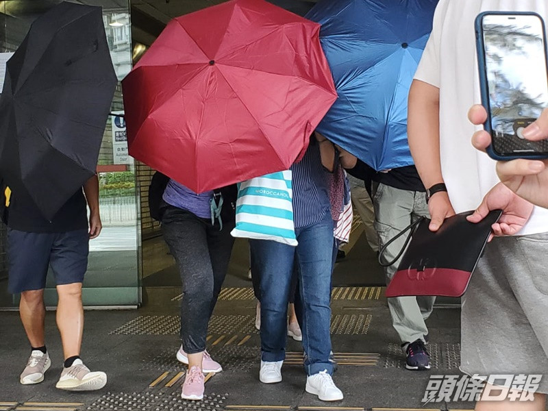 被告張惠珍(藍長褲)。陳子豪攝