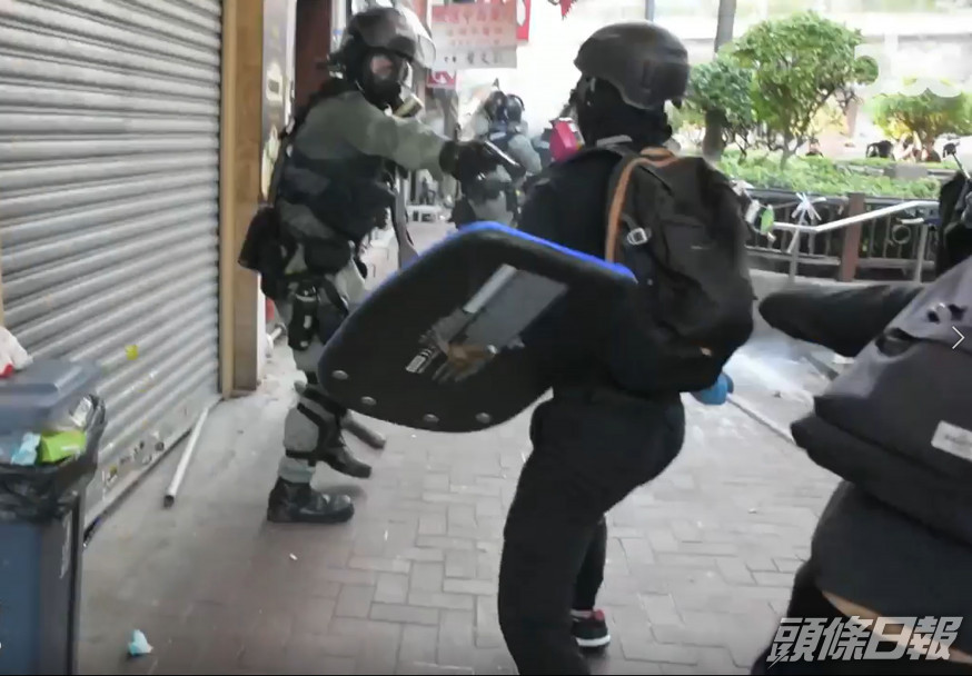 一名中五男生在去10.1於荃灣遭警員開真槍射中左胸。 資料圖片