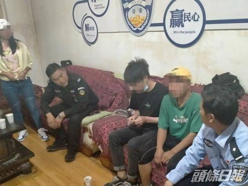 兩青年被帶回派出所與同伴匯合。雲南省公安廰