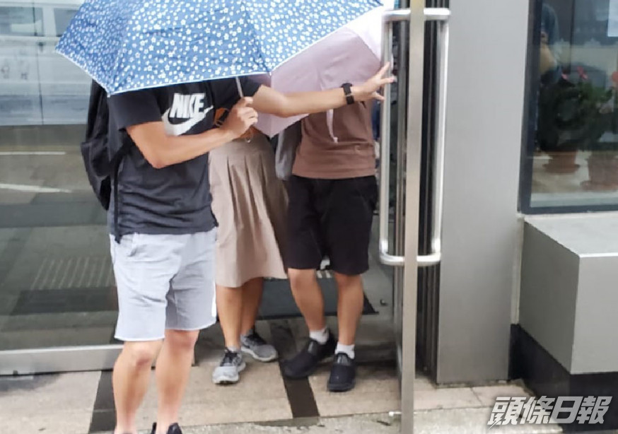被告賈雲龍(啡色上衣)。王尚哲攝