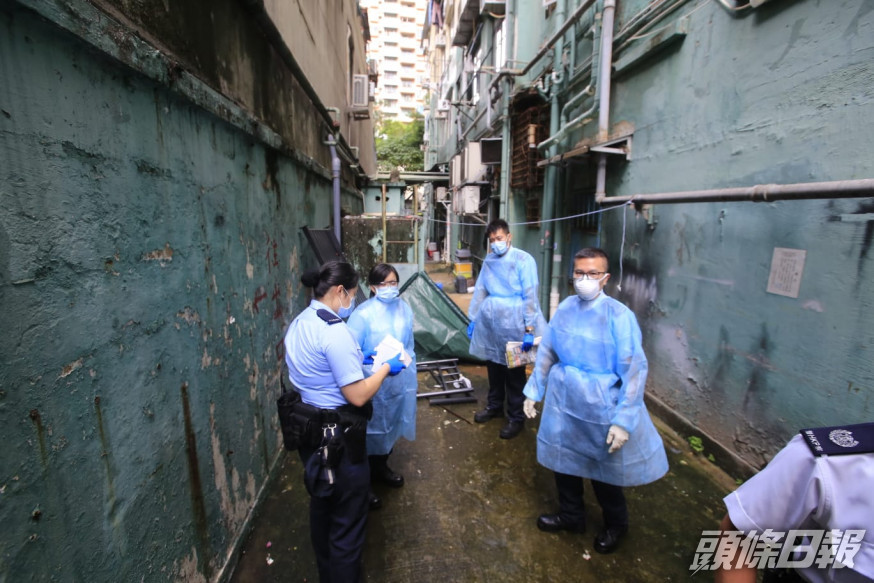 警員封鎖現場調查其間,均穿上保護袍。 梁國峰攝