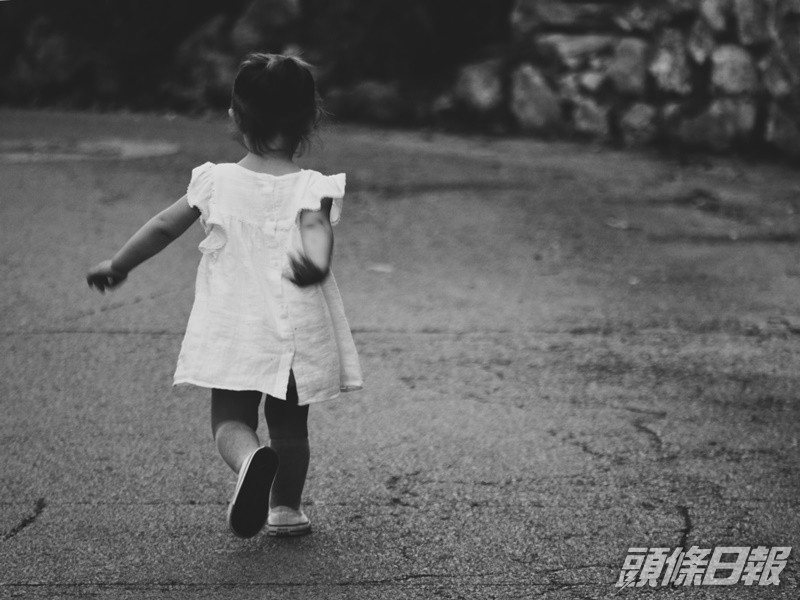 港媽擔心老爺和女兒玩過火。網圖