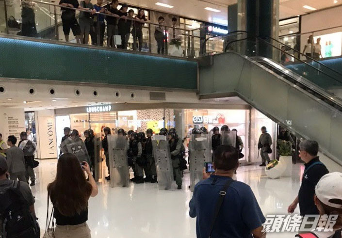 網民舉行沙田區反修例遊行,其後新城市廣場爆發警民衝突。 資料圖片