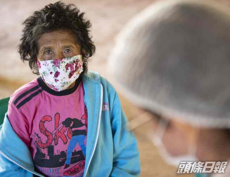 巴西疫情持續一名婦女正等候檢測。AP