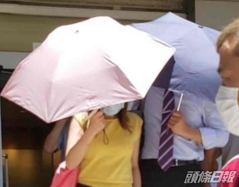 被告吳啟南(西裝者)。資料圖片