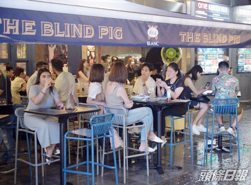昨日有不少市民在酒吧喝酒。資料圖片