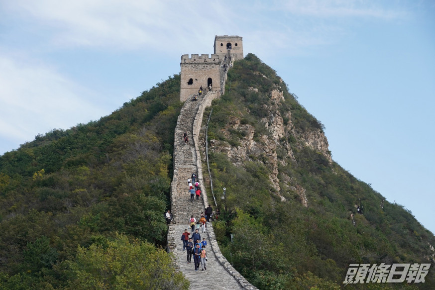 在限制人流安排下,不少熱門景區出現一票難求。