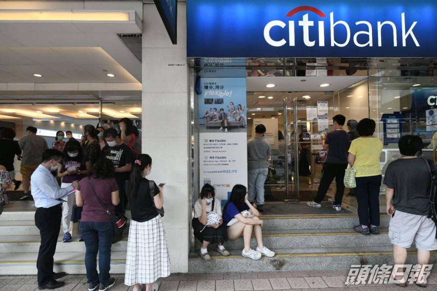 連日來都有市民去銀行排隊開戶或兌換外幣。