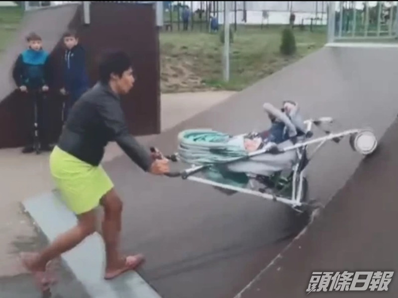 這名媽媽把嬰兒車當作滑板。網圖