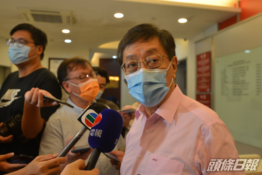 伍健(右)促請足總再去信國際足協,以釋除疑慮。馮梓健攝