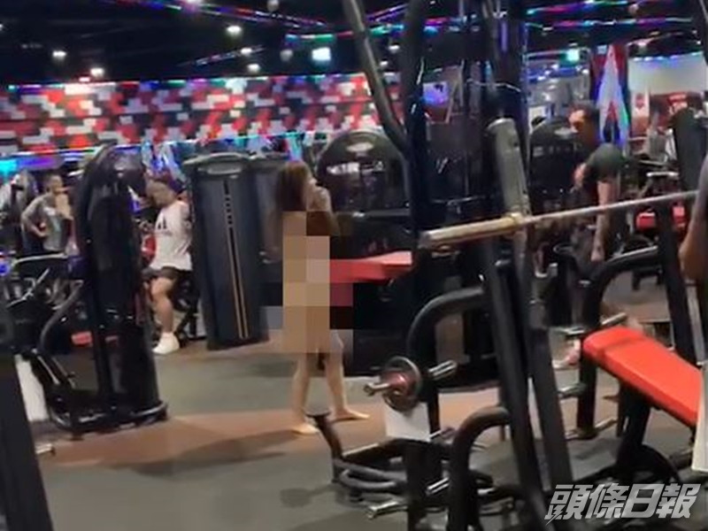 台女全裸在健身房內奔走。網圖
