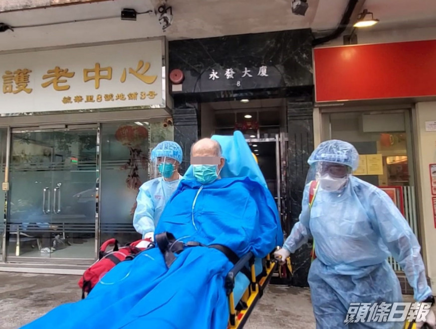 下午3時半,再有一名老翁送上救護車。