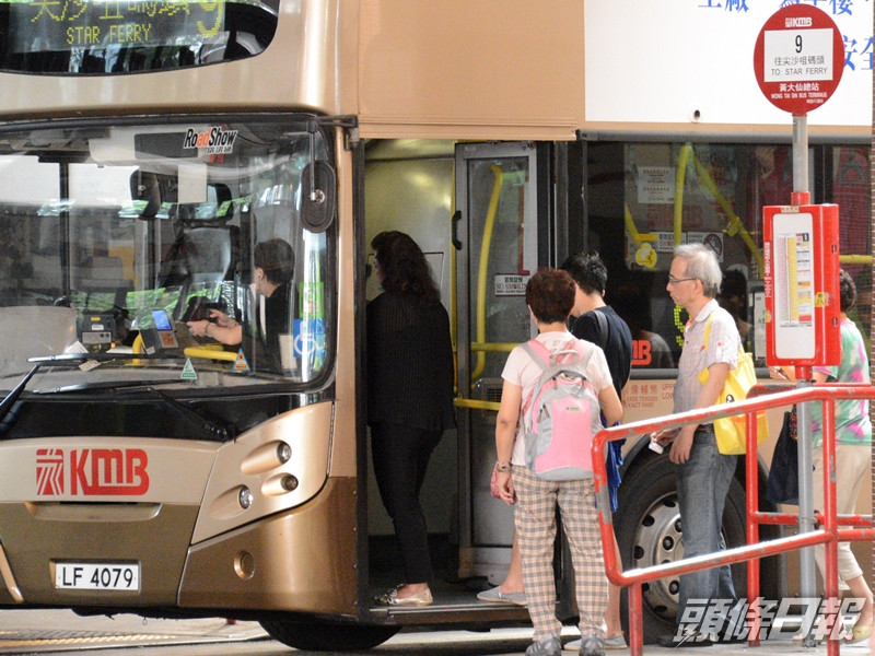 長者兩元乘車優惠門檻降至60歲,將於下個財政年度實施,約60萬人受惠。 資料圖片