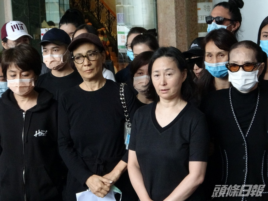 何超瓊(右二)成為第三名向高等法院遺產承辦處登記知會備忘的何家成員。資料圖片