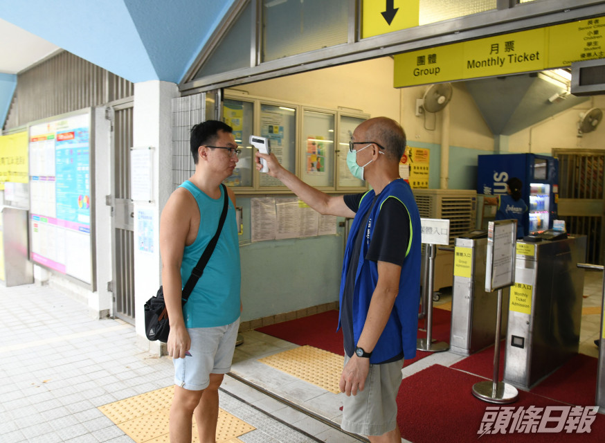 本港近日爆發第三波新冠肺炎疫情,康文署周四宣布調低公眾泳池入場人數,有本地游泳教練憂心疫情再度惡化,令泳池再度關閉。資料圖片