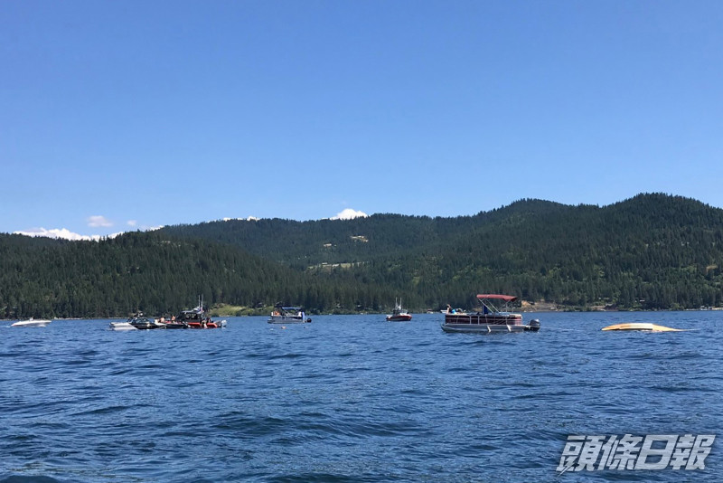 兩架飛機在科達倫湖上空相撞後墜毀。AP圖