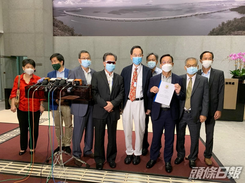 新界鄉議局主席劉業強(右三)。