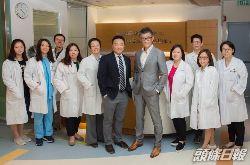 莫教授獲「腫瘤學巨人」榮譽,尤其感激一同努力的團隊研究人員無私付出及支持。