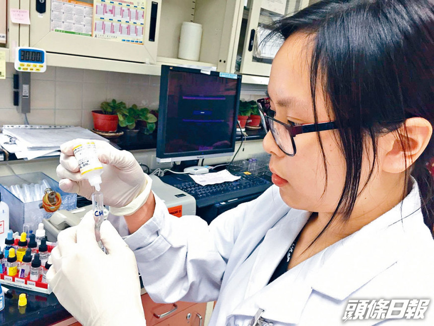 鄔素逸在學時曾於台灣實習兩個月,當中最難忘的經歷是全副裝備進入俗稱肺癆的結核科實驗室學習。