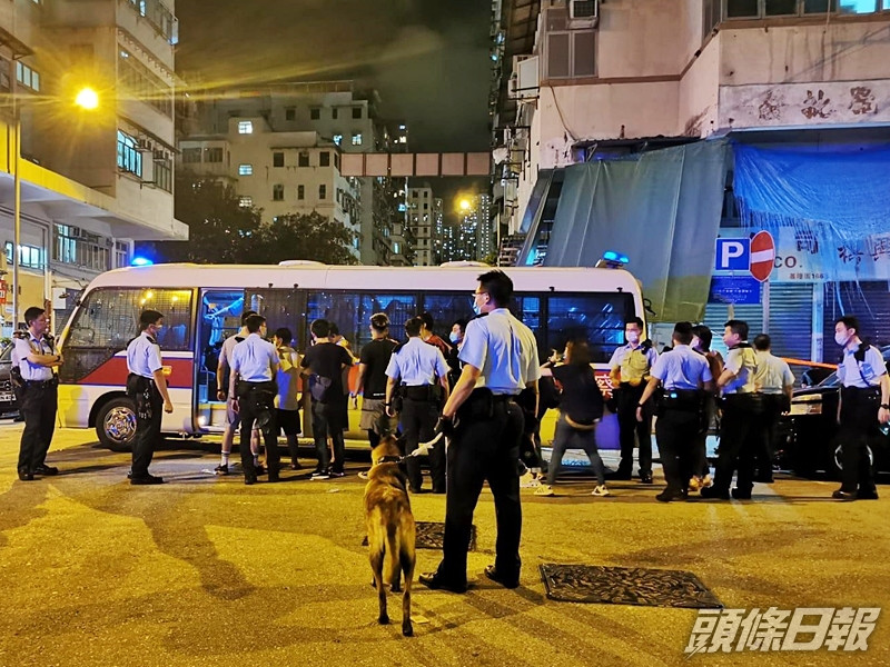 深水埗警區特別職務隊探員昨晚於區內進行反非法賭博行動。警方圖片