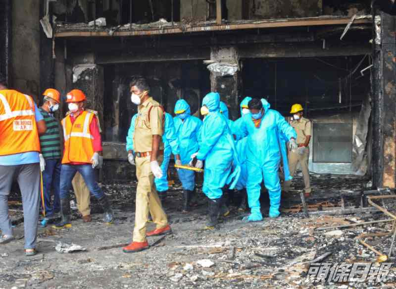 大火造成至少11人死亡。AP