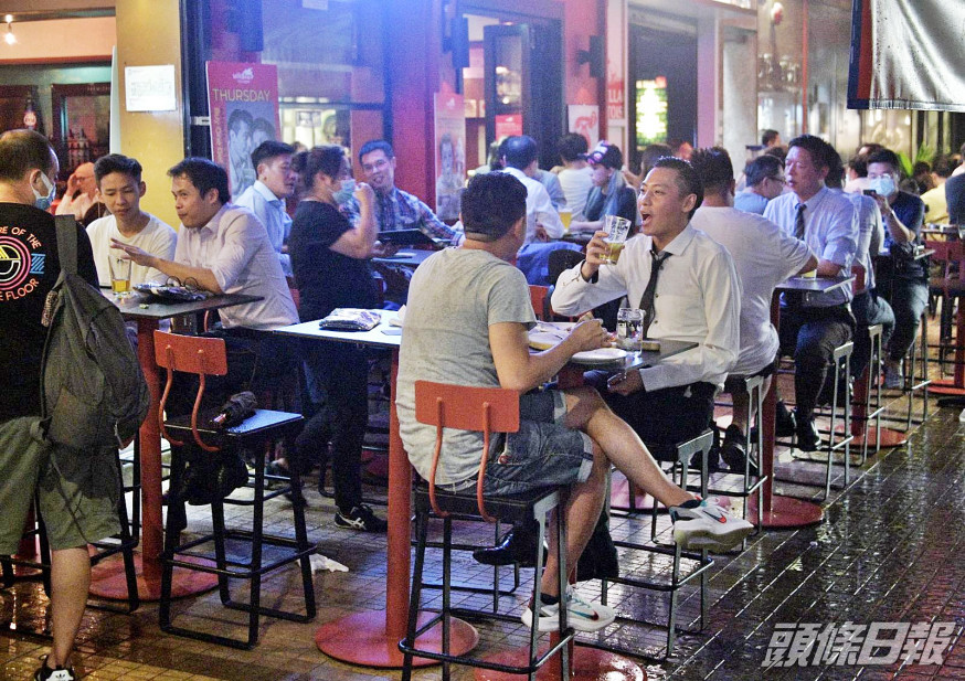 酒吧重開,限營業至午夜。