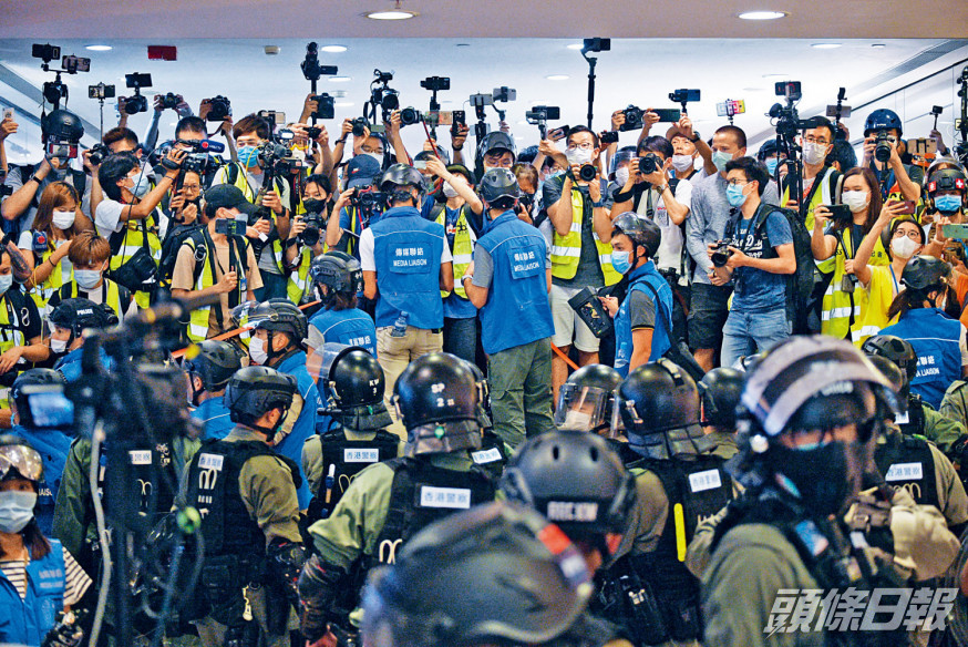 反修例風波示威活動,常見各大傳媒及網媒記者採訪,警方今起採新規定核實在場記者身分。
