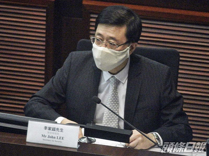 李家超指政府目前無計劃禁止警員使用鎖頸式武力。資料圖片