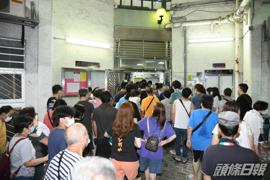 住客疏散落樓。丁志雄攝