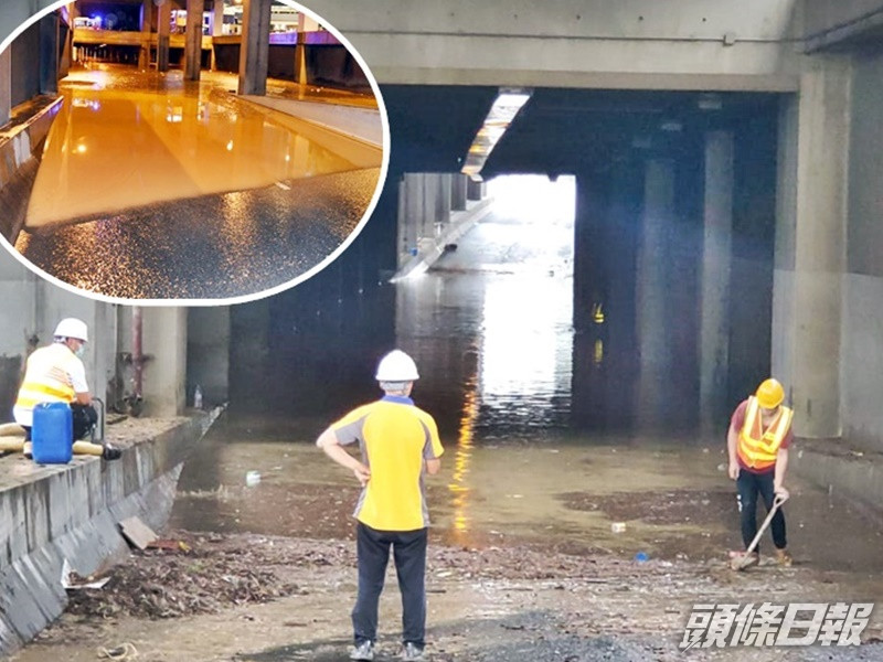 工人在行車隧道現場清理積水及沙泥。小圖為凌晨水浸情況。