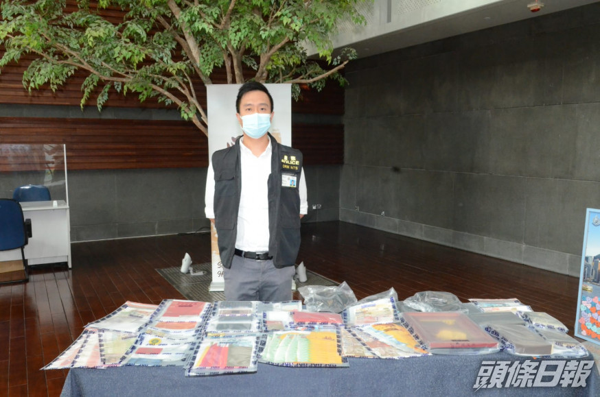 警方檢獲一批名牌手袋及現金等。