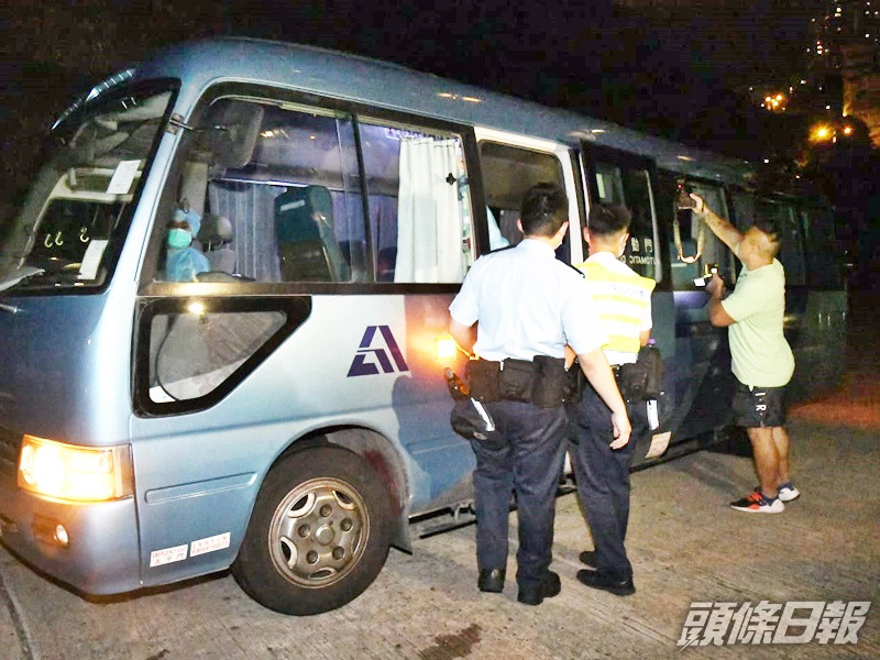 10人分乘兩輛小巴到鯉魚門渡假中心接受隔離。