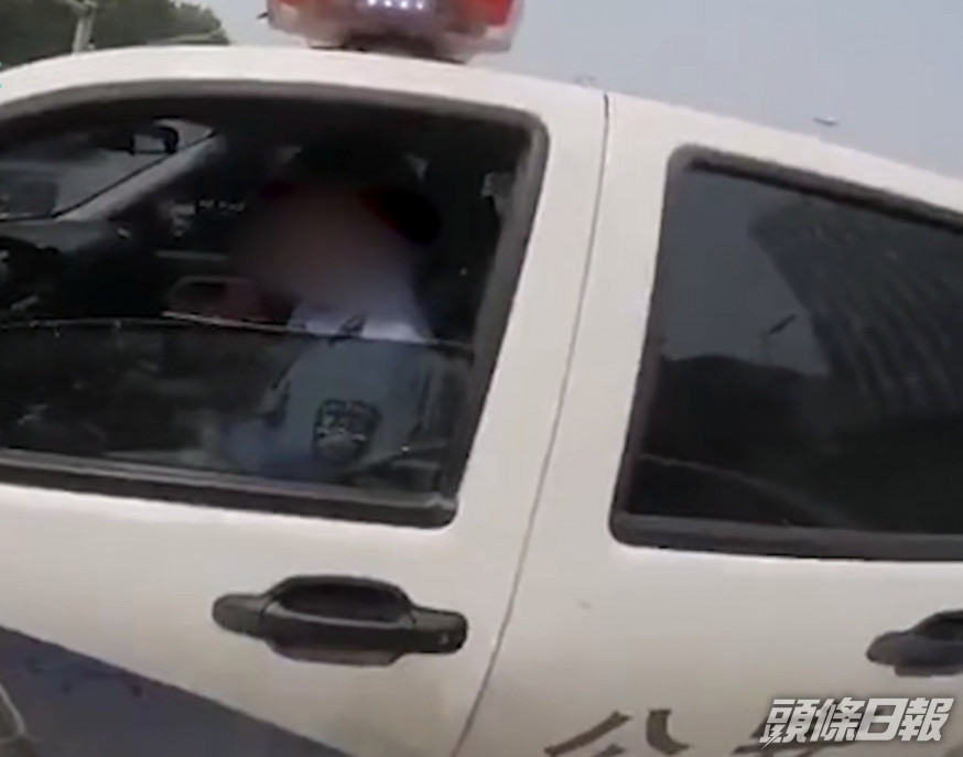 交通警被一名電單車司機當場訓斥。網圖