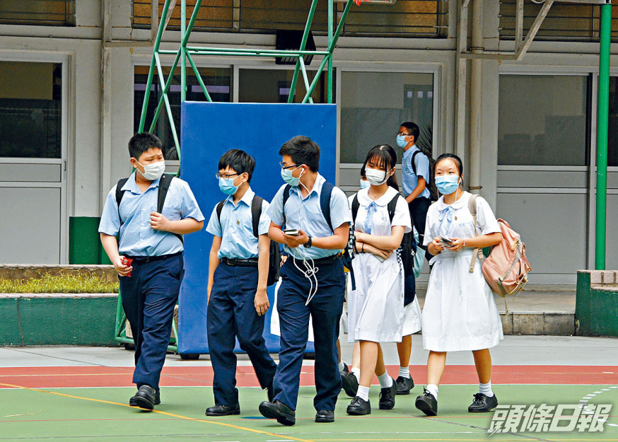 學校課程檢討專責小組建議以「學時」取代「課時」作課程規劃,更強調課堂以外的自主學習,但學界擔心出現「微管理」的問題。