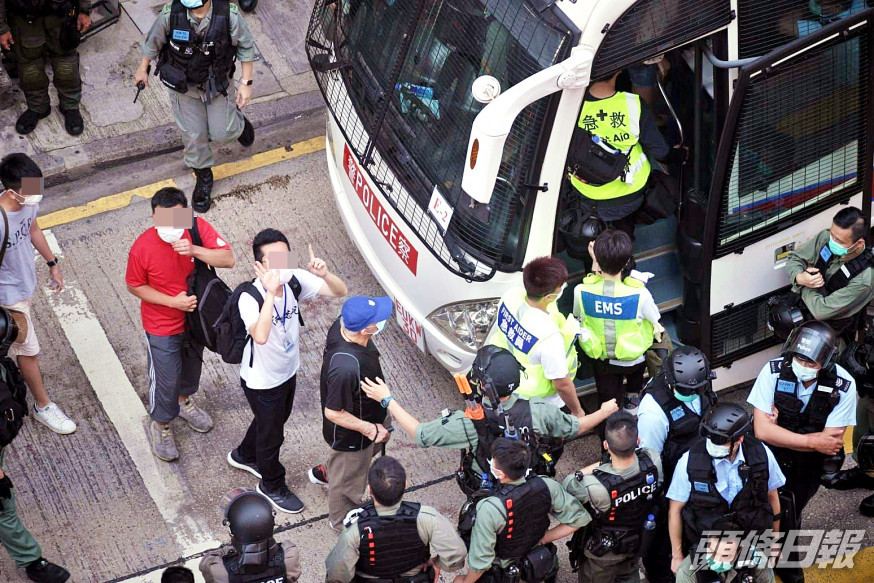 警方在旺角拘捕逾50人。