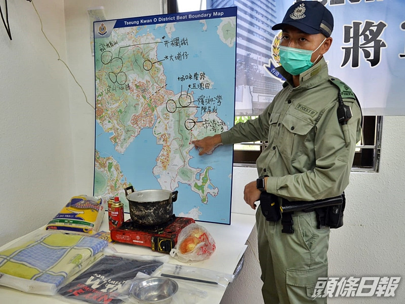 將軍澳警區特遣隊主管劉嘉講解案情。