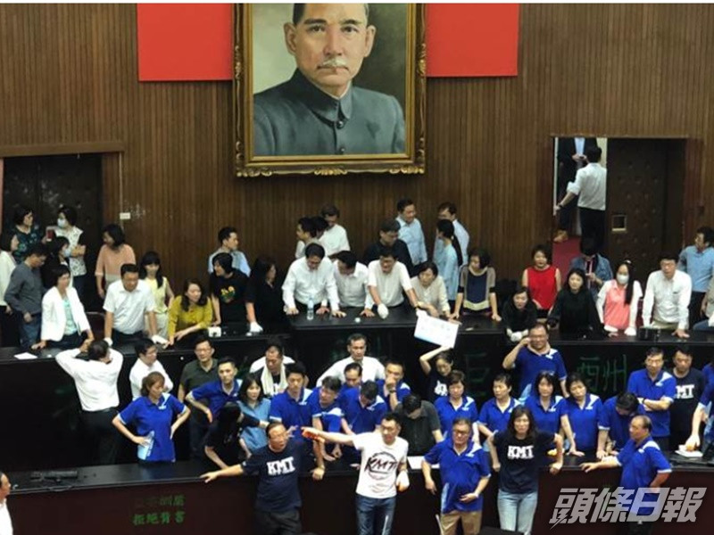國民黨立委通宵佔據19小時事件結束。中時